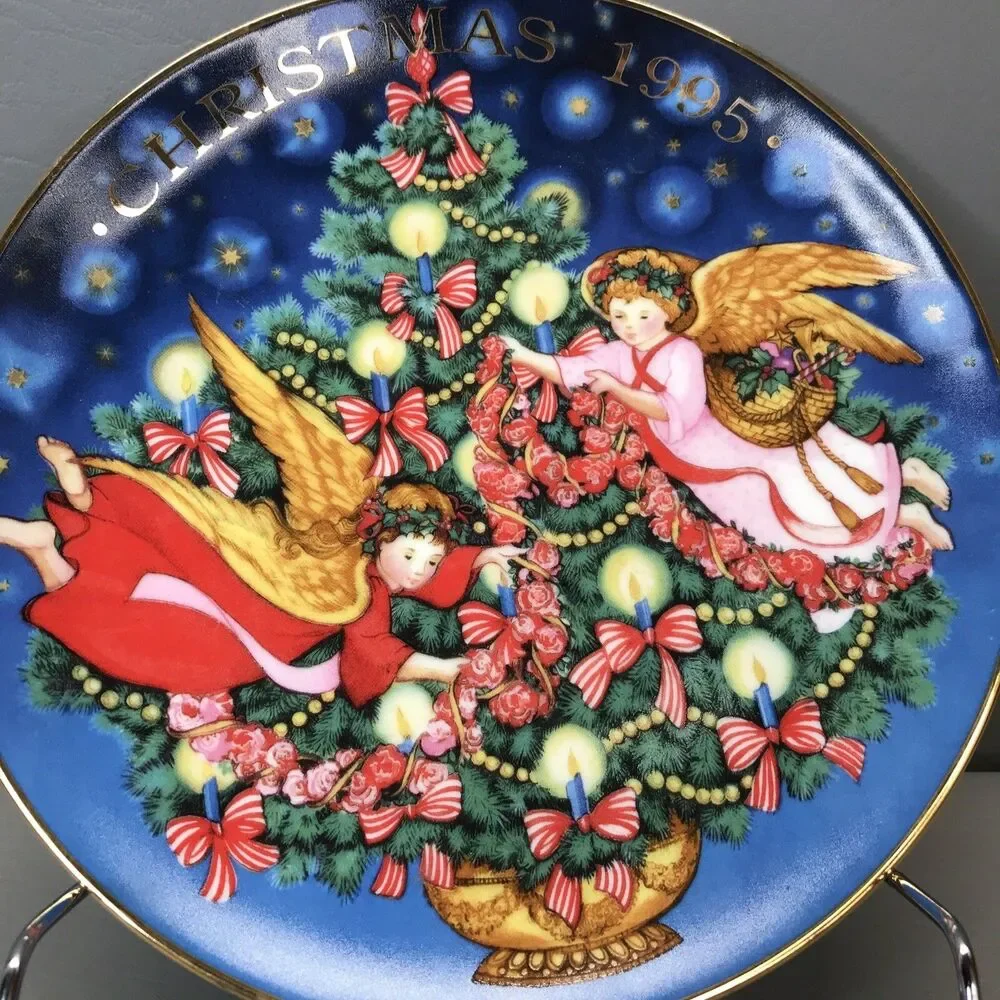 Avon 1995 Fine Collectible Trimming the Tree Christmas Plate 22K Gold Trim